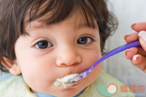 人,食品,银餐具,生活方式,室内_82150019_Hispanic baby being fed_创意图片_Getty Images China