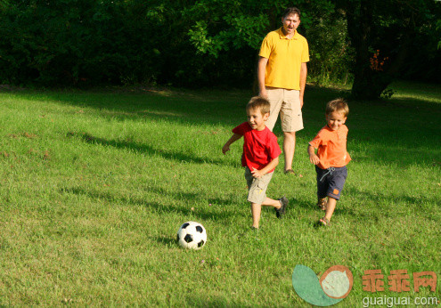 太阳,公园,人,活动,生活方式_157295426_Happy family soccer_创意图片_Getty Images China