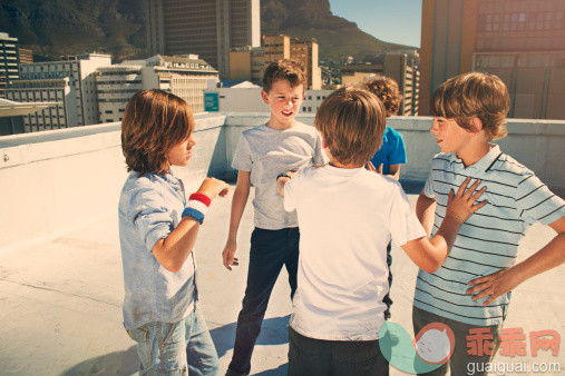 人,休闲装,四分之三身长,户外,白人_159225529_Boys (8 -10 years) fighting on roof top_创意图片_Getty Images China