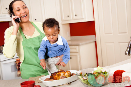 厨房,人,图像,沟通,水槽_154930356_Woman in kitchen on phone and holding child making meal._创意图片_Getty Images China