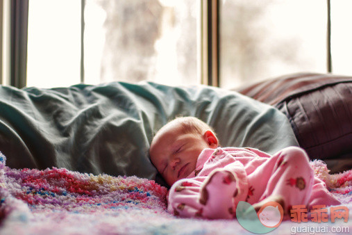 人,婴儿服装,床,室内,白人_488087765_Sleeping Baby Girl_创意图片_Getty Images China