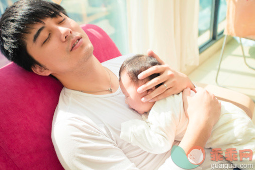 人,住宅内部,床,室内,25岁到29岁_155139083_sleep with a baby_创意图片_Getty Images China
