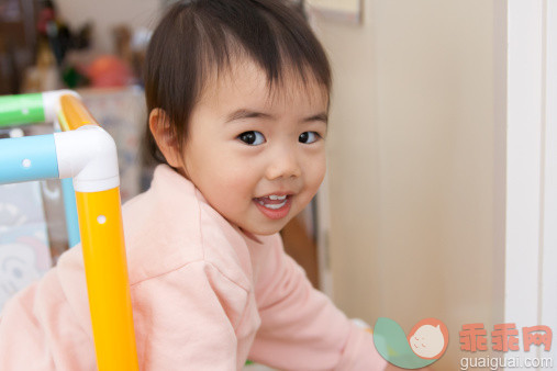 人,婴儿服装,室内,住宅房间,褐色眼睛_485212701_Little girl is playing and smiling_创意图片_Getty Images China