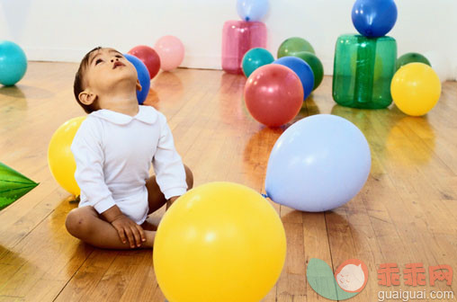 生活方式,摄影,看,装饰,气球_AA032420_Toddler & Balloons_创意图片_Getty Images China