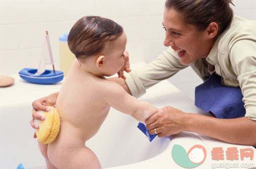 美,身体保养,家庭生活,摄影,父母_AA032387_Mother Bathing Her Infant_创意图片_Getty Images China