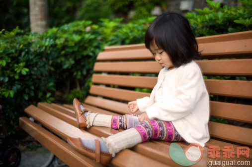 人,婴儿服装,鞋子,毛衣,12到17个月_161487522_Baby girl sitting on bench having refreshments_创意图片_Getty Images China