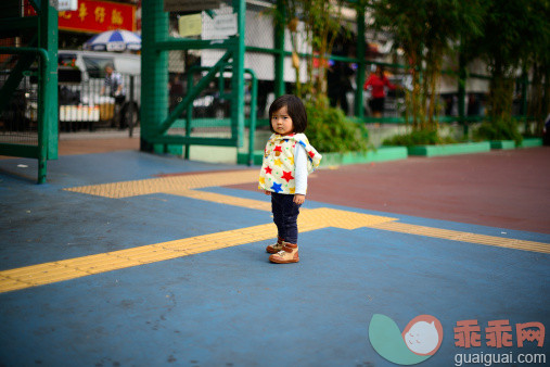 人,休闲装,婴儿服装,鞋子,12到17个月_160313025_Serious and quizzical looking baby in sports court_创意图片_Getty Images China