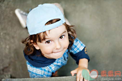 人,婴儿服装,鞋子,12到17个月,户外_488651333_Little boy wearing blue hat looking upward_创意图片_Getty Images China