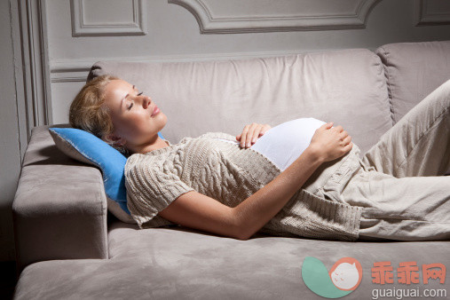 人,沙发,人生大事,生活方式,四分之三身长_145064686_Pregnant woman sleeping on sofa_创意图片_Getty Images China