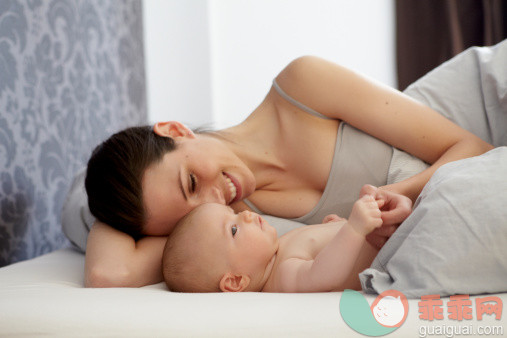 人,床,生活方式,2到5个月,室内_119015101_Woman and baby laying in bed_创意图片_Getty Images China