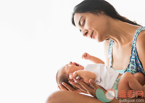 人,生活方式,影棚拍摄,30岁到34岁,棕色头发_526297431_Hispanic mother comforting crying newborn baby_创意图片_Getty Images China
