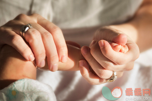 人,室内,30岁到34岁,戒指,手_526297423_Close up of Hispanic woman holding feet of newborn baby_创意图片_Getty Images China