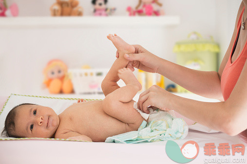 人,尿布,生活方式,室内,中间部分_526297455_Hispanic mother changing diaper of newborn baby_创意图片_Getty Images China