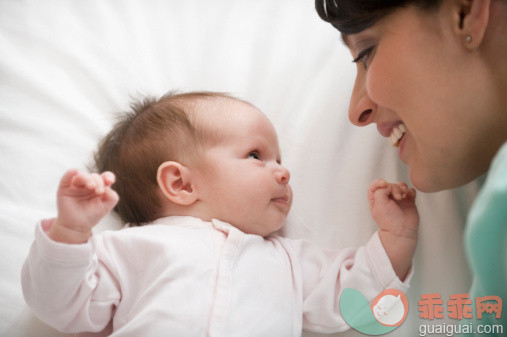 人,床,生活方式,室内,35岁到39岁_129302304_Hispanic mother laying with newborn baby girl_创意图片_Getty Images China