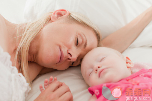 人,床,生活方式,室内,35岁到39岁_148198486_Mother and baby sleeping on bed_创意图片_Getty Images China