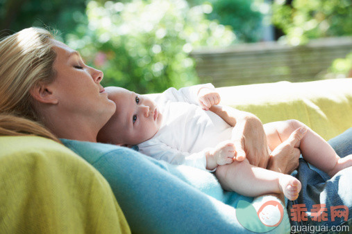 人,生活方式,2到5个月,户外,35岁到39岁_127544576_Smiling mother relaxing with baby_创意图片_Getty Images China