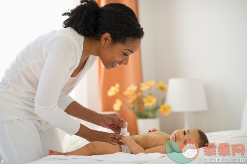 人,床,尿布,生活方式,四分之三身长_112704656_Mixed race mother changing babys diaper_创意图片_Getty Images China