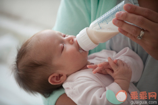 人,饮料,瓶子,生活方式,室内_129302307_Hispanic mother feeding newborn baby girl_创意图片_Getty Images China