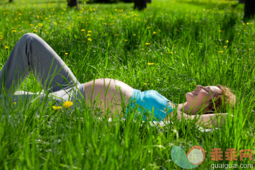 人,环境,人生大事,户外,快乐_89771672_Pregnant woman relaxing in grass field_创意图片_Getty Images China