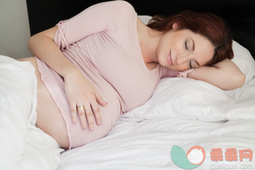 人,家具,床,人生大事,室内_88751704_Pregnant Hispanic woman napping in bed_创意图片_Getty Images China