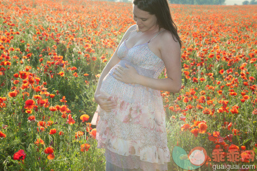 人,连衣裙,环境,人生大事,自然_129944317_Pregnant woman holding her belly_创意图片_Getty Images China