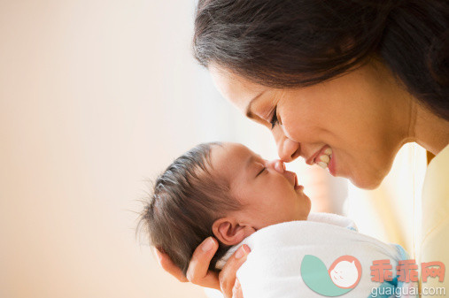人,室内,30岁到34岁,快乐,深情的_129302205_Mother rubbing noses with newborn baby girl_创意图片_Getty Images China