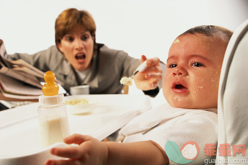 情绪压力,住宅内部,桌子,室内,早餐_gic18554885_Stressed mother feeding cranky baby_创意图片_Getty Images China