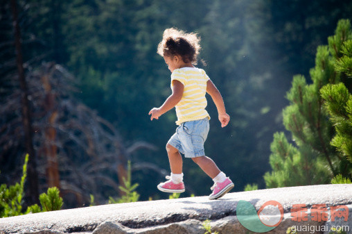 人,婴儿服装,鞋子,12到17个月,户外_136850914_Small girl running_创意图片_Getty Images China