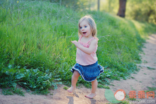 人,婴儿服装,12到17个月,户外,田园风光_166004304_The Joy Of Running - With Toddler Girl_创意图片_Getty Images China