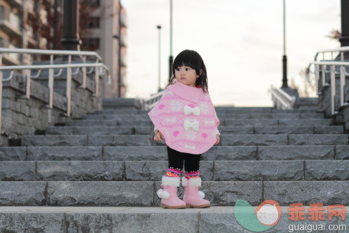 人,婴儿服装,鞋子,12到17个月,户外_481530373_Baby on stairs_创意图片_Getty Images China