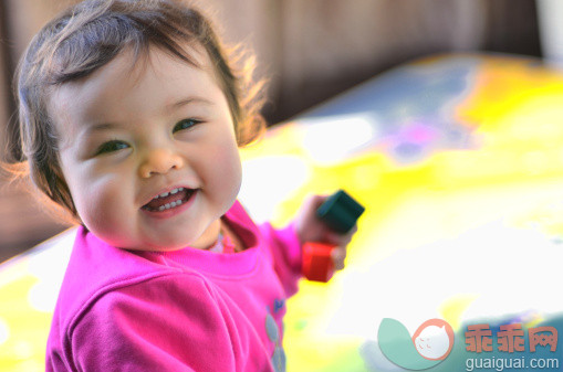人,婴儿服装,玩具,12到17个月,户外_143989478_Joyful with Cubes_创意图片_Getty Images China