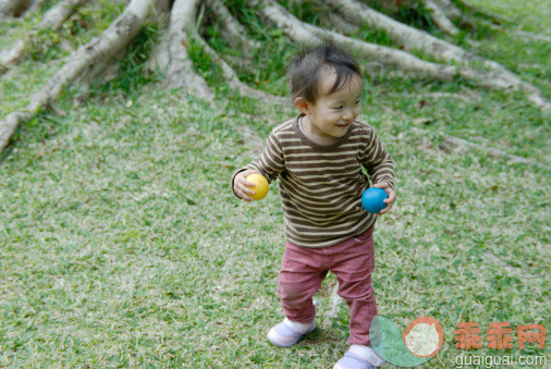 人,婴儿服装,12到17个月,户外,球_477598435_portrait of a child_创意图片_Getty Images China