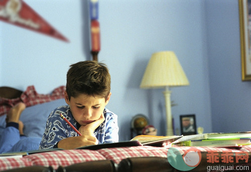 人,二件式睡衣,教育,室内,棕色头发_gic17327487_Boy doing homework in bedroom_创意图片_Getty Images China