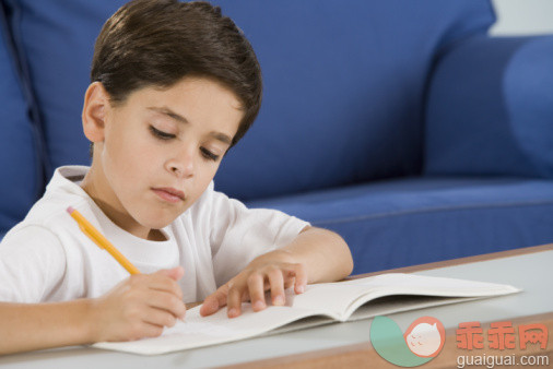 人,教育,室内,棕色头发,白人_78458853_Child writing_创意图片_Getty Images China