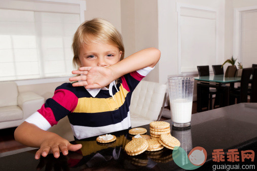 白色,厨房,人,休闲装,饮料_140671999_Girl having cookies and milk_创意图片_Getty Images China