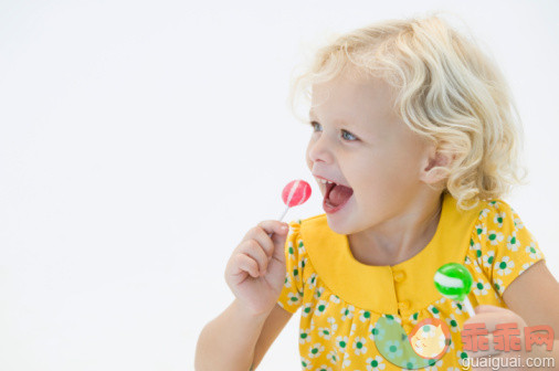 人,休闲装,甜食,饮食,影棚拍摄_92792520_Girl eating two lollipops_创意图片_Getty Images China