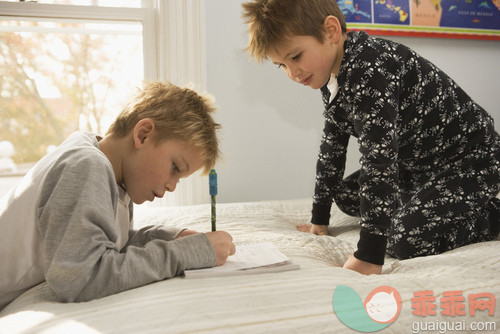 人,床,教育,室内,金色头发_gic17243625_Boys doing homework_创意图片_Getty Images China