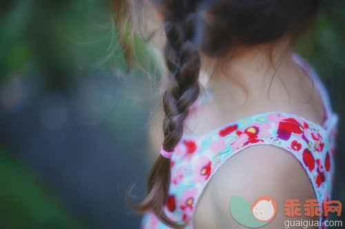 人,休闲装,连衣裙,户外,田园风光_gic17663403_girl in braids happy_创意图片_Getty Images China