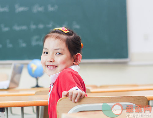 长发,黑发,坐,微笑,学生_da97eb34e_小女孩在教室_创意图片_Getty Images China