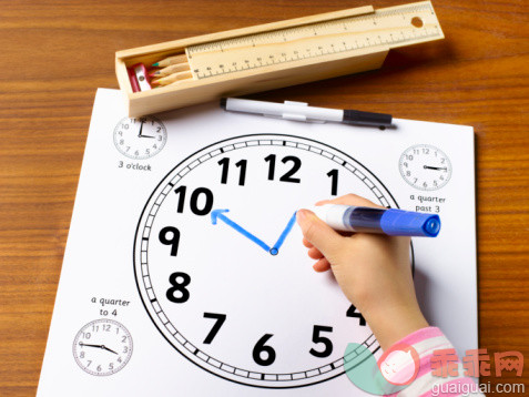 人,书桌,教育,数字,室内_92914185_School child age 4 - 7 learning to tell the time._创意图片_Getty Images China