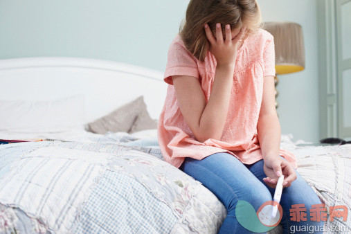 人,休闲装,住宅内部,床,牛仔裤_159627272_Teenage girl sitting on bed with pregnancy test_创意图片_Getty Images China