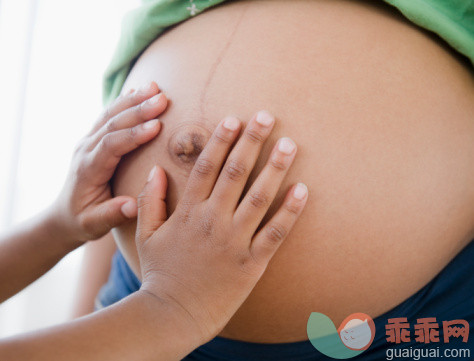 巨大的,人,半装,人生大事,室内_106298630_Close up of Black boy touching pregnant mother's stomach_创意图片_Getty Images China