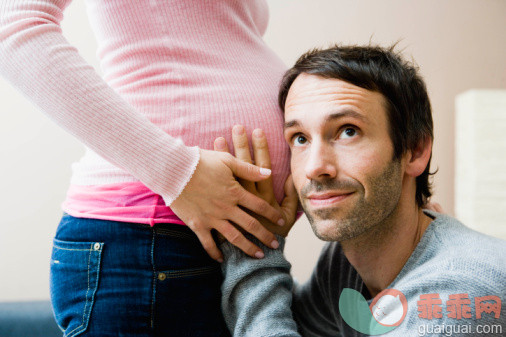 人,人生大事,生活方式,室内,中间部分_87884403_Man listening at wife's pregnant stomach_创意图片_Getty Images China