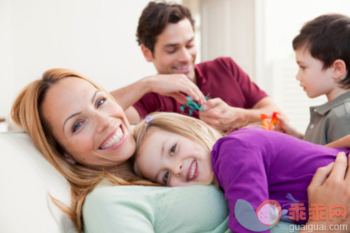 人,生活方式,室内,微笑,父亲_89976264_happy family_创意图片_Getty Images China