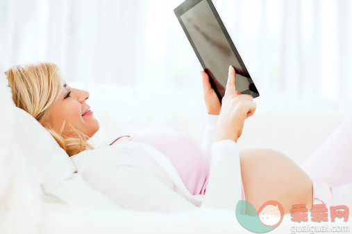 人,住宅内部,沙发,沟通,计算机设备_169951922_Pregnant woman using a digital tablet pc._创意图片_Getty Images China