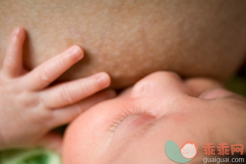 人,室内,乳房,哺乳,母亲_107216515_A newborn breastfeeding_创意图片_Getty Images China