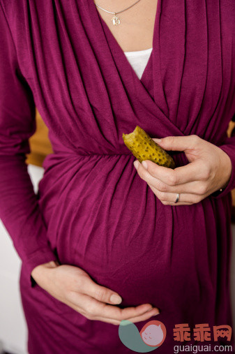 人,饮食,人生大事,生活方式,室内_148198872_Pregnant woman eating pickle_创意图片_Getty Images China