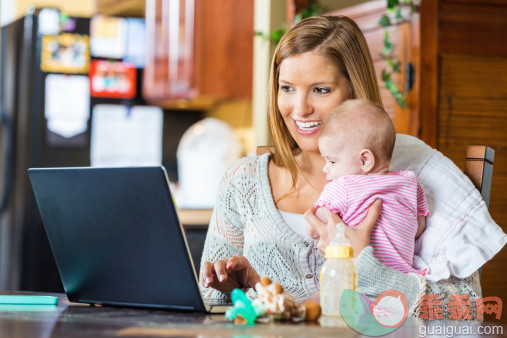 厨房,人,休闲装,住宅内部,桌子_512549963_Adorable mother and infant daughter video chatting on laptop_创意图片_Getty Images China