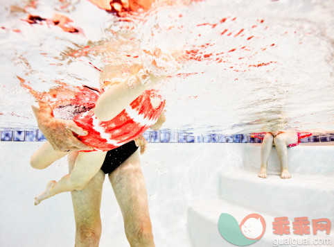 人,泳衣,户外,腰部以下,水下_483809141_Grandmother teaching granddaughter to swim_创意图片_Getty Images China