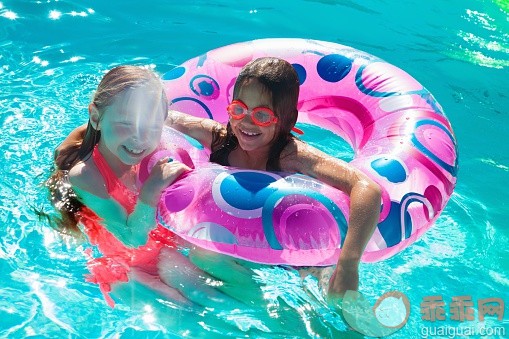 人,度假,旅游目的地,户外,白人_558961765_Girls with inflatable ring in swimming pool_创意图片_Getty Images China